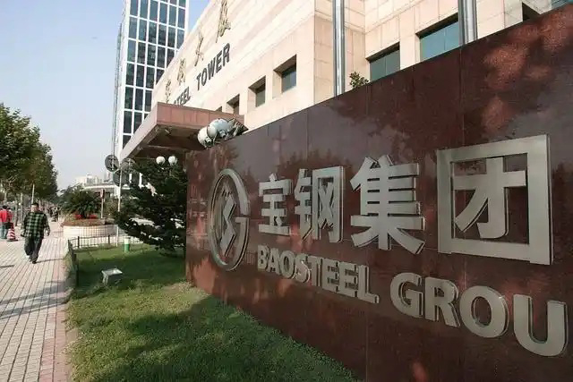 鋼鐵行業是全球工業體系中的重要支柱之一,其產品廣泛應用于基礎設施建設、機械制造、汽車工業等領域。隨著全球工業化進程的不斷深入,鋼鐵行業呈現出國際化競爭格局。在眾多鋼鐵制造企業中,有6家公司以其出色的經營業績和強大的市場地位脫穎而出,成為了世界鋼鐵制造業的領軍企業。 第一,是總部位于中國的寶鋼集團。寶鋼集團創立于1992年,作為中國最大的鋼鐵生產企業,其年產鋼鐵超過1億噸,在全球鋼鐵企業中居首位。寶鋼集團擁有先進的煉鋼技術和完善的產業鏈,產品涵蓋了碳鋼、合金鋼、不銹鋼等多個品類,廣泛應用于汽車、家電、建筑等領域。在國內市場上,寶鋼集團占據主導地位,同時也積極拓展海外市場,在全球范圍內享有較高的品牌知名度。 第二,是同樣總部設在中國的武鋼集團。武鋼集團成立于1958年,是中國最早的鋼鐵生產企業之一,擁有悠久的歷史和豐富的生產經驗。該集團主營碳鋼和合金鋼的生產,年產量超過5000萬噸,位居全球第二。武鋼集團不僅在國內市場占有重要地位,同時也積極開拓海外市場,產品遠銷歐洲、東南亞等地區。近年來,武鋼集團通過并購重組等方式不斷擴大產能,提升了其在全球鋼鐵行業的影響力。 第三,是總部位于印度的塔塔鋼鐵公司。塔塔鋼鐵公司成立于1907年,是全球歷史最悠久的鋼鐵制造企業之一。該公司年產鋼鐵超過1800萬噸,產品涵蓋了碳鋼、合金鋼、不銹鋼等種類,廣泛應用于汽車、基礎設施、機械制造等領域。憑借雄厚的技術實力和優秀的管理團隊,塔塔鋼鐵公司在全球鋼鐵市場上占據了重要地位,在發展中國家市場尤其具有優勢。 第四,是總部位于日本的新日鐵住金株式會社。新日鐵住金株式會社是日本最大的鋼鐵制造企業,年產鋼鐵約4500萬噸,位居全球第四。該公司擁有業內領先的技術水平,在煉鋼、軋鋼等工藝上均有很強的競爭力。同時,新日鐵住金還積極推動產品創新,開發出多種高性能鋼材,廣泛應用于汽車制造、電子電器等行業。憑借雄厚的技術實力和優質的產品,新日鐵住金在日本國內以及東亞地區市場占據主導地位。 第五,是總部位于韓國的POSCO。POSCO創立于1968年,是韓國最大的鋼鐵制造企業,年產鋼鐵約4000萬噸。POSCO在煉鋼技術、產品研發等方面均處于業內領先水平,旗下擁有多家海外子公司,業務覆蓋全球主要市場。近年來,POSCO不斷優化產品結構,提升高附加值鋼材的占比,在汽車制造、電子等領域具有較強的市場競爭力。憑借優秀的經營業績和穩健的財務狀況,POSCO在全球鋼鐵行業中占據重要地位。 第六,是總部位于美國的美國鋼鐵公司。美國鋼鐵公司創立于1901年,是美國最大的鋼鐵制造企業,年產鋼鐵約1600萬噸。該公司在碳鋼、不銹鋼等品類的生產上均具有較強的技術實力,產品廣泛應用于汽車制造、基礎設施建設等領域。近年來,美國鋼鐵公司通過資產重組和技術創新等措施,不斷提升自身競爭力,在北美市場保持領先地位。 舉報/反饋 鋼鐵行業是全球工業體系中的重要支柱之一,其產品廣泛應用于基礎設施建設、機械制造、汽車工業等領域。隨著全球工業化進程的不斷深入,鋼鐵行業呈現出國際化競爭格局。在眾多鋼鐵制造企業中,有6家公司以其出色的經營業績和強大的市場地位脫穎而出,成為了世界鋼鐵制造業的領軍企業。 第一,是總部位于中國的寶鋼集團。寶鋼集團創立于1992年,作為中國最大的鋼鐵生產企業,其年產鋼鐵超過1億噸,在全球鋼鐵企業中居首位。寶鋼集團擁有先進的煉鋼技術和完善的產業鏈,產品涵蓋了碳鋼、合金鋼、不銹鋼等多個品類,廣泛應用于汽車、家電、建筑等領域。在國內市場上,寶鋼集團占據主導地位,同時也積極拓展海外市場,在全球范圍內享有較高的品牌知名度。 第二,是同樣總部設在中國的武鋼集團。武鋼集團成立于1958年,是中國最早的鋼鐵生產企業之一,擁有悠久的歷史和豐富的生產經驗。該集團主營碳鋼和合金鋼的生產,年產量超過5000萬噸,位居全球第二。武鋼集團不僅在國內市場占有重要地位,同時也積極開拓海外市場,產品遠銷歐洲、東南亞等地區。近年來,武鋼集團通過并購重組等方式不斷擴大產能,提升了其在全球鋼鐵行業的影響力。 第三,是總部位于印度的塔塔鋼鐵公司。塔塔鋼鐵公司成立于1907年,是全球歷史最悠久的鋼鐵制造企業之一。該公司年產鋼鐵超過1800萬噸,產品涵蓋了碳鋼、合金鋼、不銹鋼等種類,廣泛應用于汽車、基礎設施、機械制造等領域。憑借雄厚的技術實力和優秀的管理團隊,塔塔鋼鐵公司在全球鋼鐵市場上占據了重要地位,在發展中國家市場尤其具有優勢。 第四,是總部位于日本的新日鐵住金株式會社。新日鐵住金株式會社是日本最大的鋼鐵制造企業,年產鋼鐵約4500萬噸,位居全球第四。該公司擁有業內領先的技術水平,在煉鋼、軋鋼等工藝上均有很強的競爭力。同時,新日鐵住金還積極推動產品創新,開發出多種高性能鋼材,廣泛應用于汽車制造、電子電器等行業。憑借雄厚的技術實力和優質的產品,新日鐵住金在日本國內以及東亞地區市場占據主導地位。 第五,是總部位于韓國的POSCO。POSCO創立于1968年,是韓國最大的鋼鐵制造企業,年產鋼鐵約4000萬噸。POSCO在煉鋼技術、產品研發等方面均處于業內領先水平,旗下擁有多家海外子公司,業務覆蓋全球主要市場。近年來,POSCO不斷優化產品結構,提升高附加值鋼材的占比,在汽車制造、電子等領域具有較強的市場競爭力。憑借優秀的經營業績和穩健的財務狀況,POSCO在全球鋼鐵行業中占據重要地位。 第六,是總部位于美國的美國鋼鐵公司。美國鋼鐵公司創立于1901年,是美國最大的鋼鐵制造企業,年產鋼鐵約1600萬噸。該公司在碳鋼、不銹鋼等品類的生產上均具有較強的技術實力,產品廣泛應用于汽車制造、基礎設施建設等領域。近年來,美國鋼鐵公司通過資產重組和技術創新等措施,不斷提升自身競爭力,在北美市場保持領先地位。 舉報/反饋
