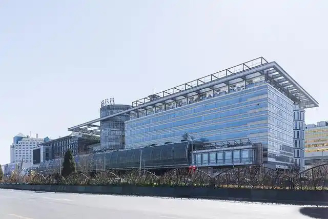 鋼鐵行業是全球工業體系中的重要支柱之一,其產品廣泛應用于基礎設施建設、機械制造、汽車工業等領域。隨著全球工業化進程的不斷深入,鋼鐵行業呈現出國際化競爭格局。在眾多鋼鐵制造企業中,有6家公司以其出色的經營業績和強大的市場地位脫穎而出,成為了世界鋼鐵制造業的領軍企業。 第一,是總部位于中國的寶鋼集團。寶鋼集團創立于1992年,作為中國最大的鋼鐵生產企業,其年產鋼鐵超過1億噸,在全球鋼鐵企業中居首位。寶鋼集團擁有先進的煉鋼技術和完善的產業鏈,產品涵蓋了碳鋼、合金鋼、不銹鋼等多個品類,廣泛應用于汽車、家電、建筑等領域。在國內市場上,寶鋼集團占據主導地位,同時也積極拓展海外市場,在全球范圍內享有較高的品牌知名度。 第二,是同樣總部設在中國的武鋼集團。武鋼集團成立于1958年,是中國最早的鋼鐵生產企業之一,擁有悠久的歷史和豐富的生產經驗。該集團主營碳鋼和合金鋼的生產,年產量超過5000萬噸,位居全球第二。武鋼集團不僅在國內市場占有重要地位,同時也積極開拓海外市場,產品遠銷歐洲、東南亞等地區。近年來,武鋼集團通過并購重組等方式不斷擴大產能,提升了其在全球鋼鐵行業的影響力。 第三,是總部位于印度的塔塔鋼鐵公司。塔塔鋼鐵公司成立于1907年,是全球歷史最悠久的鋼鐵制造企業之一。該公司年產鋼鐵超過1800萬噸,產品涵蓋了碳鋼、合金鋼、不銹鋼等種類,廣泛應用于汽車、基礎設施、機械制造等領域。憑借雄厚的技術實力和優秀的管理團隊,塔塔鋼鐵公司在全球鋼鐵市場上占據了重要地位,在發展中國家市場尤其具有優勢。 第四,是總部位于日本的新日鐵住金株式會社。新日鐵住金株式會社是日本最大的鋼鐵制造企業,年產鋼鐵約4500萬噸,位居全球第四。該公司擁有業內領先的技術水平,在煉鋼、軋鋼等工藝上均有很強的競爭力。同時,新日鐵住金還積極推動產品創新,開發出多種高性能鋼材,廣泛應用于汽車制造、電子電器等行業。憑借雄厚的技術實力和優質的產品,新日鐵住金在日本國內以及東亞地區市場占據主導地位。 第五,是總部位于韓國的POSCO。POSCO創立于1968年,是韓國最大的鋼鐵制造企業,年產鋼鐵約4000萬噸。POSCO在煉鋼技術、產品研發等方面均處于業內領先水平,旗下擁有多家海外子公司,業務覆蓋全球主要市場。近年來,POSCO不斷優化產品結構,提升高附加值鋼材的占比,在汽車制造、電子等領域具有較強的市場競爭力。憑借優秀的經營業績和穩健的財務狀況,POSCO在全球鋼鐵行業中占據重要地位。 第六,是總部位于美國的美國鋼鐵公司。美國鋼鐵公司創立于1901年,是美國最大的鋼鐵制造企業,年產鋼鐵約1600萬噸。該公司在碳鋼、不銹鋼等品類的生產上均具有較強的技術實力,產品廣泛應用于汽車制造、基礎設施建設等領域。近年來,美國鋼鐵公司通過資產重組和技術創新等措施,不斷提升自身競爭力,在北美市場保持領先地位。 舉報/反饋 鋼鐵行業是全球工業體系中的重要支柱之一,其產品廣泛應用于基礎設施建設、機械制造、汽車工業等領域。隨著全球工業化進程的不斷深入,鋼鐵行業呈現出國際化競爭格局。在眾多鋼鐵制造企業中,有6家公司以其出色的經營業績和強大的市場地位脫穎而出,成為了世界鋼鐵制造業的領軍企業。 第一,是總部位于中國的寶鋼集團。寶鋼集團創立于1992年,作為中國最大的鋼鐵生產企業,其年產鋼鐵超過1億噸,在全球鋼鐵企業中居首位。寶鋼集團擁有先進的煉鋼技術和完善的產業鏈,產品涵蓋了碳鋼、合金鋼、不銹鋼等多個品類,廣泛應用于汽車、家電、建筑等領域。在國內市場上,寶鋼集團占據主導地位,同時也積極拓展海外市場,在全球范圍內享有較高的品牌知名度。 第二,是同樣總部設在中國的武鋼集團。武鋼集團成立于1958年,是中國最早的鋼鐵生產企業之一,擁有悠久的歷史和豐富的生產經驗。該集團主營碳鋼和合金鋼的生產,年產量超過5000萬噸,位居全球第二。武鋼集團不僅在國內市場占有重要地位,同時也積極開拓海外市場,產品遠銷歐洲、東南亞等地區。近年來,武鋼集團通過并購重組等方式不斷擴大產能,提升了其在全球鋼鐵行業的影響力。 第三,是總部位于印度的塔塔鋼鐵公司。塔塔鋼鐵公司成立于1907年,是全球歷史最悠久的鋼鐵制造企業之一。該公司年產鋼鐵超過1800萬噸,產品涵蓋了碳鋼、合金鋼、不銹鋼等種類,廣泛應用于汽車、基礎設施、機械制造等領域。憑借雄厚的技術實力和優秀的管理團隊,塔塔鋼鐵公司在全球鋼鐵市場上占據了重要地位,在發展中國家市場尤其具有優勢。 第四,是總部位于日本的新日鐵住金株式會社。新日鐵住金株式會社是日本最大的鋼鐵制造企業,年產鋼鐵約4500萬噸,位居全球第四。該公司擁有業內領先的技術水平,在煉鋼、軋鋼等工藝上均有很強的競爭力。同時,新日鐵住金還積極推動產品創新,開發出多種高性能鋼材,廣泛應用于汽車制造、電子電器等行業。憑借雄厚的技術實力和優質的產品,新日鐵住金在日本國內以及東亞地區市場占據主導地位。 第五,是總部位于韓國的POSCO。POSCO創立于1968年,是韓國最大的鋼鐵制造企業,年產鋼鐵約4000萬噸。POSCO在煉鋼技術、產品研發等方面均處于業內領先水平,旗下擁有多家海外子公司,業務覆蓋全球主要市場。近年來,POSCO不斷優化產品結構,提升高附加值鋼材的占比,在汽車制造、電子等領域具有較強的市場競爭力。憑借優秀的經營業績和穩健的財務狀況,POSCO在全球鋼鐵行業中占據重要地位。 第六,是總部位于美國的美國鋼鐵公司。美國鋼鐵公司創立于1901年,是美國最大的鋼鐵制造企業,年產鋼鐵約1600萬噸。該公司在碳鋼、不銹鋼等品類的生產上均具有較強的技術實力,產品廣泛應用于汽車制造、基礎設施建設等領域。近年來,美國鋼鐵公司通過資產重組和技術創新等措施,不斷提升自身競爭力,在北美市場保持領先地位。 舉報/反饋