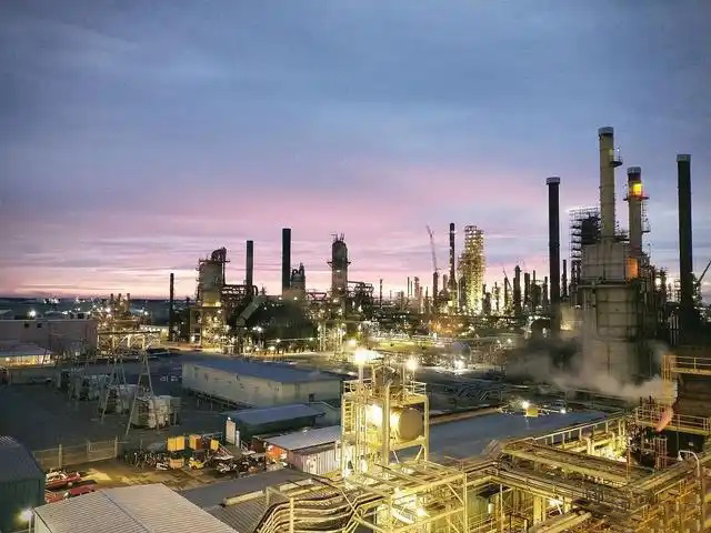 鋼鐵行業是全球工業體系中的重要支柱之一,其產品廣泛應用于基礎設施建設、機械制造、汽車工業等領域。隨著全球工業化進程的不斷深入,鋼鐵行業呈現出國際化競爭格局。在眾多鋼鐵制造企業中,有6家公司以其出色的經營業績和強大的市場地位脫穎而出,成為了世界鋼鐵制造業的領軍企業。 第一,是總部位于中國的寶鋼集團。寶鋼集團創立于1992年,作為中國最大的鋼鐵生產企業,其年產鋼鐵超過1億噸,在全球鋼鐵企業中居首位。寶鋼集團擁有先進的煉鋼技術和完善的產業鏈,產品涵蓋了碳鋼、合金鋼、不銹鋼等多個品類,廣泛應用于汽車、家電、建筑等領域。在國內市場上,寶鋼集團占據主導地位,同時也積極拓展海外市場,在全球范圍內享有較高的品牌知名度。 第二,是同樣總部設在中國的武鋼集團。武鋼集團成立于1958年,是中國最早的鋼鐵生產企業之一,擁有悠久的歷史和豐富的生產經驗。該集團主營碳鋼和合金鋼的生產,年產量超過5000萬噸,位居全球第二。武鋼集團不僅在國內市場占有重要地位,同時也積極開拓海外市場,產品遠銷歐洲、東南亞等地區。近年來,武鋼集團通過并購重組等方式不斷擴大產能,提升了其在全球鋼鐵行業的影響力。 第三,是總部位于印度的塔塔鋼鐵公司。塔塔鋼鐵公司成立于1907年,是全球歷史最悠久的鋼鐵制造企業之一。該公司年產鋼鐵超過1800萬噸,產品涵蓋了碳鋼、合金鋼、不銹鋼等種類,廣泛應用于汽車、基礎設施、機械制造等領域。憑借雄厚的技術實力和優秀的管理團隊,塔塔鋼鐵公司在全球鋼鐵市場上占據了重要地位,在發展中國家市場尤其具有優勢。 第四,是總部位于日本的新日鐵住金株式會社。新日鐵住金株式會社是日本最大的鋼鐵制造企業,年產鋼鐵約4500萬噸,位居全球第四。該公司擁有業內領先的技術水平,在煉鋼、軋鋼等工藝上均有很強的競爭力。同時,新日鐵住金還積極推動產品創新,開發出多種高性能鋼材,廣泛應用于汽車制造、電子電器等行業。憑借雄厚的技術實力和優質的產品,新日鐵住金在日本國內以及東亞地區市場占據主導地位。 第五,是總部位于韓國的POSCO。POSCO創立于1968年,是韓國最大的鋼鐵制造企業,年產鋼鐵約4000萬噸。POSCO在煉鋼技術、產品研發等方面均處于業內領先水平,旗下擁有多家海外子公司,業務覆蓋全球主要市場。近年來,POSCO不斷優化產品結構,提升高附加值鋼材的占比,在汽車制造、電子等領域具有較強的市場競爭力。憑借優秀的經營業績和穩健的財務狀況,POSCO在全球鋼鐵行業中占據重要地位。 第六,是總部位于美國的美國鋼鐵公司。美國鋼鐵公司創立于1901年,是美國最大的鋼鐵制造企業,年產鋼鐵約1600萬噸。該公司在碳鋼、不銹鋼等品類的生產上均具有較強的技術實力,產品廣泛應用于汽車制造、基礎設施建設等領域。近年來,美國鋼鐵公司通過資產重組和技術創新等措施,不斷提升自身競爭力,在北美市場保持領先地位。 舉報/反饋 鋼鐵行業是全球工業體系中的重要支柱之一,其產品廣泛應用于基礎設施建設、機械制造、汽車工業等領域。隨著全球工業化進程的不斷深入,鋼鐵行業呈現出國際化競爭格局。在眾多鋼鐵制造企業中,有6家公司以其出色的經營業績和強大的市場地位脫穎而出,成為了世界鋼鐵制造業的領軍企業。 第一,是總部位于中國的寶鋼集團。寶鋼集團創立于1992年,作為中國最大的鋼鐵生產企業,其年產鋼鐵超過1億噸,在全球鋼鐵企業中居首位。寶鋼集團擁有先進的煉鋼技術和完善的產業鏈,產品涵蓋了碳鋼、合金鋼、不銹鋼等多個品類,廣泛應用于汽車、家電、建筑等領域。在國內市場上,寶鋼集團占據主導地位,同時也積極拓展海外市場,在全球范圍內享有較高的品牌知名度。 第二,是同樣總部設在中國的武鋼集團。武鋼集團成立于1958年,是中國最早的鋼鐵生產企業之一,擁有悠久的歷史和豐富的生產經驗。該集團主營碳鋼和合金鋼的生產,年產量超過5000萬噸,位居全球第二。武鋼集團不僅在國內市場占有重要地位,同時也積極開拓海外市場,產品遠銷歐洲、東南亞等地區。近年來,武鋼集團通過并購重組等方式不斷擴大產能,提升了其在全球鋼鐵行業的影響力。 第三,是總部位于印度的塔塔鋼鐵公司。塔塔鋼鐵公司成立于1907年,是全球歷史最悠久的鋼鐵制造企業之一。該公司年產鋼鐵超過1800萬噸,產品涵蓋了碳鋼、合金鋼、不銹鋼等種類,廣泛應用于汽車、基礎設施、機械制造等領域。憑借雄厚的技術實力和優秀的管理團隊,塔塔鋼鐵公司在全球鋼鐵市場上占據了重要地位,在發展中國家市場尤其具有優勢。 第四,是總部位于日本的新日鐵住金株式會社。新日鐵住金株式會社是日本最大的鋼鐵制造企業,年產鋼鐵約4500萬噸,位居全球第四。該公司擁有業內領先的技術水平,在煉鋼、軋鋼等工藝上均有很強的競爭力。同時,新日鐵住金還積極推動產品創新,開發出多種高性能鋼材,廣泛應用于汽車制造、電子電器等行業。憑借雄厚的技術實力和優質的產品,新日鐵住金在日本國內以及東亞地區市場占據主導地位。 第五,是總部位于韓國的POSCO。POSCO創立于1968年,是韓國最大的鋼鐵制造企業,年產鋼鐵約4000萬噸。POSCO在煉鋼技術、產品研發等方面均處于業內領先水平,旗下擁有多家海外子公司,業務覆蓋全球主要市場。近年來,POSCO不斷優化產品結構,提升高附加值鋼材的占比,在汽車制造、電子等領域具有較強的市場競爭力。憑借優秀的經營業績和穩健的財務狀況,POSCO在全球鋼鐵行業中占據重要地位。 第六,是總部位于美國的美國鋼鐵公司。美國鋼鐵公司創立于1901年,是美國最大的鋼鐵制造企業,年產鋼鐵約1600萬噸。該公司在碳鋼、不銹鋼等品類的生產上均具有較強的技術實力,產品廣泛應用于汽車制造、基礎設施建設等領域。近年來,美國鋼鐵公司通過資產重組和技術創新等措施,不斷提升自身競爭力,在北美市場保持領先地位。 舉報/反饋