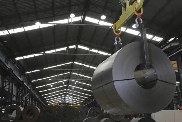 鋼鐵行業是全球工業體系中的重要支柱之一,其產品廣泛應用于基礎設施建設、機械制造、汽車工業等領域。隨著全球工業化進程的不斷深入,鋼鐵行業呈現出國際化競爭格局。在眾多鋼鐵制造企業中,有6家公司以其出色的經營業績和強大的市場地位脫穎而出,成為了世界鋼鐵制造業的領軍企業。 第一,是總部位于中國的寶鋼集團。寶鋼集團創立于1992年,作為中國最大的鋼鐵生產企業,其年產鋼鐵超過1億噸,在全球鋼鐵企業中居首位。寶鋼集團擁有先進的煉鋼技術和完善的產業鏈,產品涵蓋了碳鋼、合金鋼、不銹鋼等多個品類,廣泛應用于汽車、家電、建筑等領域。在國內市場上,寶鋼集團占據主導地位,同時也積極拓展海外市場,在全球范圍內享有較高的品牌知名度。 第二,是同樣總部設在中國的武鋼集團。武鋼集團成立于1958年,是中國最早的鋼鐵生產企業之一,擁有悠久的歷史和豐富的生產經驗。該集團主營碳鋼和合金鋼的生產,年產量超過5000萬噸,位居全球第二。武鋼集團不僅在國內市場占有重要地位,同時也積極開拓海外市場,產品遠銷歐洲、東南亞等地區。近年來,武鋼集團通過并購重組等方式不斷擴大產能,提升了其在全球鋼鐵行業的影響力。 第三,是總部位于印度的塔塔鋼鐵公司。塔塔鋼鐵公司成立于1907年,是全球歷史最悠久的鋼鐵制造企業之一。該公司年產鋼鐵超過1800萬噸,產品涵蓋了碳鋼、合金鋼、不銹鋼等種類,廣泛應用于汽車、基礎設施、機械制造等領域。憑借雄厚的技術實力和優秀的管理團隊,塔塔鋼鐵公司在全球鋼鐵市場上占據了重要地位,在發展中國家市場尤其具有優勢。 第四,是總部位于日本的新日鐵住金株式會社。新日鐵住金株式會社是日本最大的鋼鐵制造企業,年產鋼鐵約4500萬噸,位居全球第四。該公司擁有業內領先的技術水平,在煉鋼、軋鋼等工藝上均有很強的競爭力。同時,新日鐵住金還積極推動產品創新,開發出多種高性能鋼材,廣泛應用于汽車制造、電子電器等行業。憑借雄厚的技術實力和優質的產品,新日鐵住金在日本國內以及東亞地區市場占據主導地位。 第五,是總部位于韓國的POSCO。POSCO創立于1968年,是韓國最大的鋼鐵制造企業,年產鋼鐵約4000萬噸。POSCO在煉鋼技術、產品研發等方面均處于業內領先水平,旗下擁有多家海外子公司,業務覆蓋全球主要市場。近年來,POSCO不斷優化產品結構,提升高附加值鋼材的占比,在汽車制造、電子等領域具有較強的市場競爭力。憑借優秀的經營業績和穩健的財務狀況,POSCO在全球鋼鐵行業中占據重要地位。 第六,是總部位于美國的美國鋼鐵公司。美國鋼鐵公司創立于1901年,是美國最大的鋼鐵制造企業,年產鋼鐵約1600萬噸。該公司在碳鋼、不銹鋼等品類的生產上均具有較強的技術實力,產品廣泛應用于汽車制造、基礎設施建設等領域。近年來,美國鋼鐵公司通過資產重組和技術創新等措施,不斷提升自身競爭力,在北美市場保持領先地位。 舉報/反饋 鋼鐵行業是全球工業體系中的重要支柱之一,其產品廣泛應用于基礎設施建設、機械制造、汽車工業等領域。隨著全球工業化進程的不斷深入,鋼鐵行業呈現出國際化競爭格局。在眾多鋼鐵制造企業中,有6家公司以其出色的經營業績和強大的市場地位脫穎而出,成為了世界鋼鐵制造業的領軍企業。 第一,是總部位于中國的寶鋼集團。寶鋼集團創立于1992年,作為中國最大的鋼鐵生產企業,其年產鋼鐵超過1億噸,在全球鋼鐵企業中居首位。寶鋼集團擁有先進的煉鋼技術和完善的產業鏈,產品涵蓋了碳鋼、合金鋼、不銹鋼等多個品類,廣泛應用于汽車、家電、建筑等領域。在國內市場上,寶鋼集團占據主導地位,同時也積極拓展海外市場,在全球范圍內享有較高的品牌知名度。 第二,是同樣總部設在中國的武鋼集團。武鋼集團成立于1958年,是中國最早的鋼鐵生產企業之一,擁有悠久的歷史和豐富的生產經驗。該集團主營碳鋼和合金鋼的生產,年產量超過5000萬噸,位居全球第二。武鋼集團不僅在國內市場占有重要地位,同時也積極開拓海外市場,產品遠銷歐洲、東南亞等地區。近年來,武鋼集團通過并購重組等方式不斷擴大產能,提升了其在全球鋼鐵行業的影響力。 第三,是總部位于印度的塔塔鋼鐵公司。塔塔鋼鐵公司成立于1907年,是全球歷史最悠久的鋼鐵制造企業之一。該公司年產鋼鐵超過1800萬噸,產品涵蓋了碳鋼、合金鋼、不銹鋼等種類,廣泛應用于汽車、基礎設施、機械制造等領域。憑借雄厚的技術實力和優秀的管理團隊,塔塔鋼鐵公司在全球鋼鐵市場上占據了重要地位,在發展中國家市場尤其具有優勢。 第四,是總部位于日本的新日鐵住金株式會社。新日鐵住金株式會社是日本最大的鋼鐵制造企業,年產鋼鐵約4500萬噸,位居全球第四。該公司擁有業內領先的技術水平,在煉鋼、軋鋼等工藝上均有很強的競爭力。同時,新日鐵住金還積極推動產品創新,開發出多種高性能鋼材,廣泛應用于汽車制造、電子電器等行業。憑借雄厚的技術實力和優質的產品,新日鐵住金在日本國內以及東亞地區市場占據主導地位。 第五,是總部位于韓國的POSCO。POSCO創立于1968年,是韓國最大的鋼鐵制造企業,年產鋼鐵約4000萬噸。POSCO在煉鋼技術、產品研發等方面均處于業內領先水平,旗下擁有多家海外子公司,業務覆蓋全球主要市場。近年來,POSCO不斷優化產品結構,提升高附加值鋼材的占比,在汽車制造、電子等領域具有較強的市場競爭力。憑借優秀的經營業績和穩健的財務狀況,POSCO在全球鋼鐵行業中占據重要地位。 第六,是總部位于美國的美國鋼鐵公司。美國鋼鐵公司創立于1901年,是美國最大的鋼鐵制造企業,年產鋼鐵約1600萬噸。該公司在碳鋼、不銹鋼等品類的生產上均具有較強的技術實力,產品廣泛應用于汽車制造、基礎設施建設等領域。近年來,美國鋼鐵公司通過資產重組和技術創新等措施,不斷提升自身競爭力,在北美市場保持領先地位。 舉報/反饋