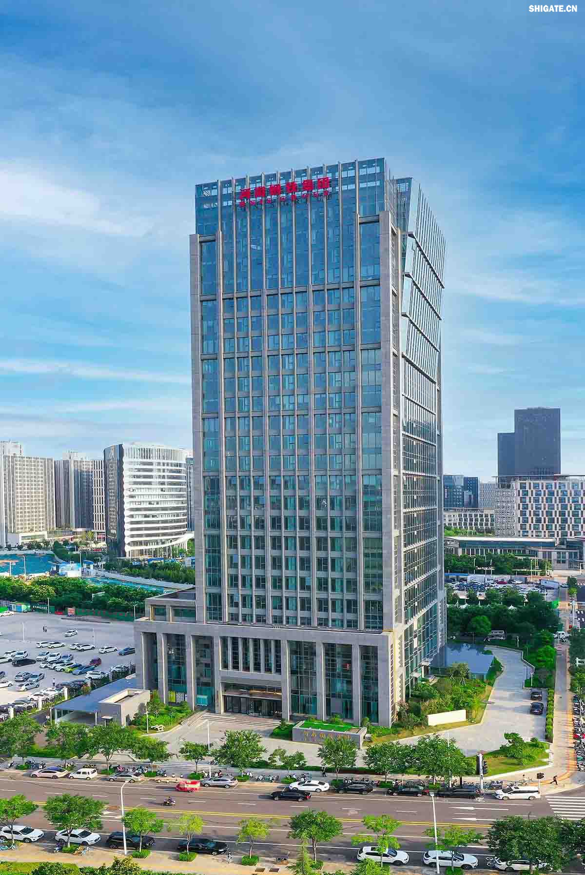 111.jpg 河南鋼鐵集團(tuán)鄭州總部    河南鋼鐵集團(tuán)有限公司（以下簡(jiǎn)稱河南鋼鐵集團(tuán)）2023年3月1日注冊(cè)成立，注冊(cè)資本為人民幣200億元，旗下有安鋼股份公司、周口鋼鐵公司（周鋼）、洛陽銅加工集團(tuán)、舞陽礦業(yè)公司等子企業(yè)。薄學(xué)斌同志任董事長。河南鋼鐵集團(tuán)是省委、省政府為推動(dòng)全省鋼鐵產(chǎn)業(yè)轉(zhuǎn)型提質(zhì)、結(jié)構(gòu)調(diào)整和布局優(yōu)化，而作出的重大決策。河南鋼鐵集團(tuán)的核心企業(yè)安鋼始建于1958年，是新中國第一批重點(diǎn)建設(shè)的鋼鐵企業(yè)，為河南經(jīng)濟(jì)社會(huì)發(fā)展作出了不可磨滅的歷史性貢獻(xiàn)。2023年12月，洛陽銅加工集團(tuán)有限責(zé)任公司加入集團(tuán)大家庭，開啟了全省鋼鐵、有色產(chǎn)業(yè)融合發(fā)展新征程；2024年7月，集團(tuán)進(jìn)入省管重要骨干企業(yè)序列，肩負(fù)起帶動(dòng)全省鋼鐵產(chǎn)業(yè)轉(zhuǎn)型提質(zhì)、結(jié)構(gòu)調(diào)整、布局優(yōu)化和推進(jìn)全省鋼鋁銅鎂融合發(fā)展的重要使命。  新的歷史時(shí)期，河南鋼鐵集團(tuán)深入學(xué)習(xí)貫徹習(xí)近平總書記關(guān)于建設(shè)現(xiàn)代化產(chǎn)業(yè)體系的重要論述，主動(dòng)扛起引領(lǐng)帶動(dòng)全省鋼鐵產(chǎn)業(yè)和有色產(chǎn)業(yè)高質(zhì)量發(fā)展的責(zé)任擔(dān)當(dāng)，明確了今后一個(gè)時(shí)期“1356”發(fā)展格局，構(gòu)畫了未來發(fā)展的大方向、大路子。按照“穩(wěn)住基本盤、邁向中高端、搶占新賽道”的發(fā)展路徑和“一年打基礎(chǔ)、三年上臺(tái)階、五年創(chuàng)一流”階段目標(biāo)，堅(jiān)持高端化、智能化、綠色化，向特鋼轉(zhuǎn)型，向先進(jìn)合金材料轉(zhuǎn)型，著力打造效益一流、產(chǎn)品一流、技術(shù)一流、品牌一流、環(huán)境一流、管理一流，營業(yè)收入、資產(chǎn)規(guī)模均達(dá)千億級(jí)，具有國際影響力、國內(nèi)一流競(jìng)爭(zhēng)力、區(qū)域最強(qiáng)帶動(dòng)力的現(xiàn)代化冶金產(chǎn)業(yè)集團(tuán)。
