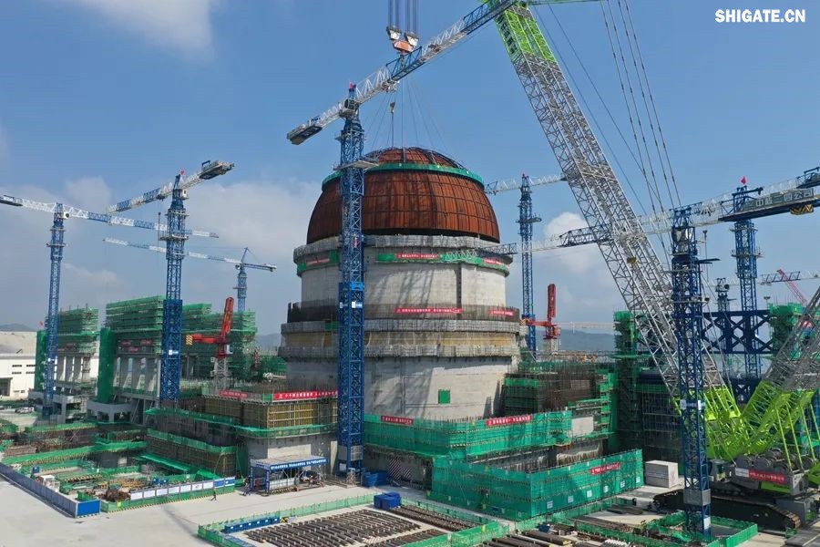 近日，“華龍一號”批量化建設項目——漳州核電項目2號機組熱態性能試驗順利完成。河鋼集團舞鋼公司生產的高端核電鋼板批量應用在漳州核電項目1~4號機組的穩壓器、蒸汽發生器、人員閘門、設備閘門、硼注箱等核島級關鍵設備制造。  舞鋼公司堅定特鋼思路，依托自身深厚的技術積淀，不斷開發更多滿足市場需求的高端核電鋼。針對漳州核電項目用鋼特點，舞鋼公司組建專項技術團隊，進一步完善核電鋼板質量保證體系，優化冶煉、軋制與熱處理工藝，確保了生產出的高端核電用鋼板性能穩定，滿足了客戶需求，成功實現批量應用，為“華龍一號”核電項目建設提供了重要的材料保障，助力我國核電產業發展。     b5c22239-6b29-4959-9963-b9c789c943c8.jpg     漳州核電項目是我國自主三代核電技術“華龍一號”批量化建設的始發地，也是全球最大的“華龍一號”核電基地，規劃建設6臺“華龍一號”核電機組，總裝機容量720萬千瓦，全部投產后年發電量超600億千瓦時。  從秦山核電站到漳州核電項目，從常規島到核島，舞鋼公司生產的核電鋼板深度參與了我國眾多核電項目建設。隨著“華龍一號”批量化建設的快速推進，舞鋼公司將繼續以“科技創新和技術營銷”為兩大引擎，助推“雙碳”目標實現，促進全球清潔能源發展貢獻“中國方案”。